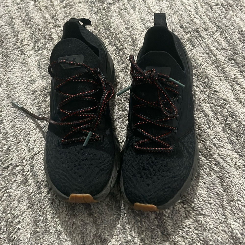 UNDER ARMOUR HOVR SIZE 8